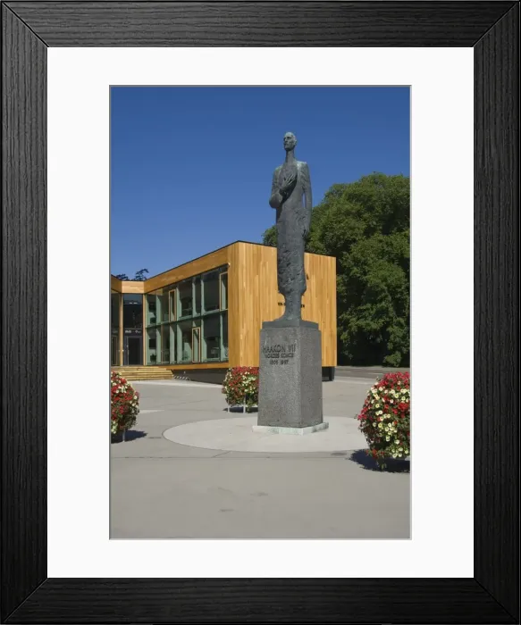Framed Print : Staue of King Haakon VII, in front of the Holmenkollen building, Oslo, Norway Framed Print : Staue of King Haakon VII, in front of the Holmenkollen building, Oslo, Norway