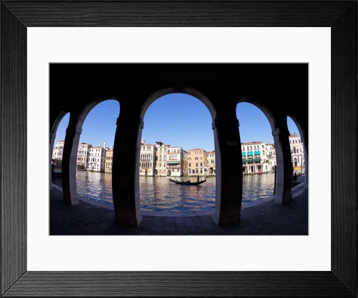 Framed Print : Gondola and gondolier taken through arches of the Rialto Market area, San Polo Framed Print : Gondola and gondolier taken through arches of the Rialto Market area, San Polo