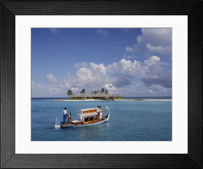 Framed Print : Couple ariving at the Four Seasons Spa in the Maldives, Indian Ocean, Asia Framed Print : Couple ariving at the Four Seasons Spa in the Maldives, Indian Ocean, Asia