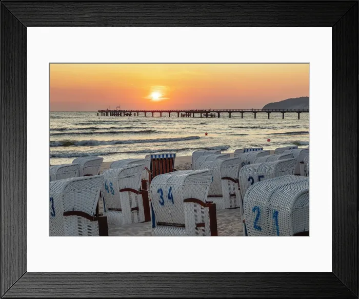 Framed Print : Blick vom Strand zur Seebrücke, Binz, Insel Rügen, Mecklenburg-Vorpommern, Deutschland Framed Print : Blick vom Strand zur Seebrücke, Binz, Insel Rügen, Mecklenburg-Vorpommern, Deutschland