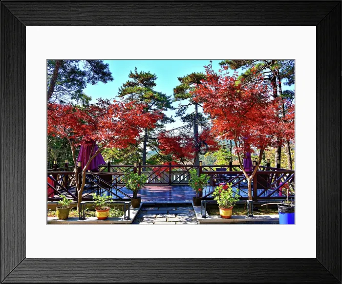 Framed Print : Spectacular autumn colours of the town in Lushan (Mount Lu), Jiujiang City, Jiangxi, China Framed Print : Spectacular autumn colours of the town in Lushan (Mount Lu), Jiujiang City, Jiangxi, China