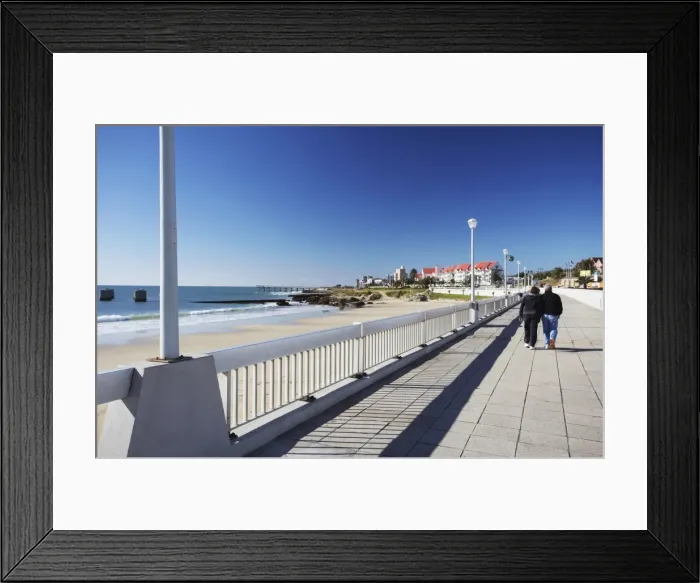 Framed Print : Couple walking along Humewood beachfront, Port Elizabeth, Eastern Cape Framed Print : Couple walking along Humewood beachfront, Port Elizabeth, Eastern Cape