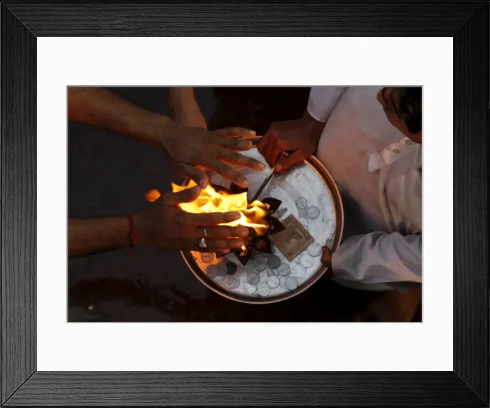 Framed Print : Priest and devotee performing aarti, Haridwar, Uttarakhand, India, Asia Framed Print : Priest and devotee performing aarti, Haridwar, Uttarakhand, India, Asia