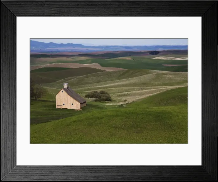Framed Print : Barn in the Palouse, Idaho, United States of America, North America Framed Print : Barn in the Palouse, Idaho, United States of America, North America