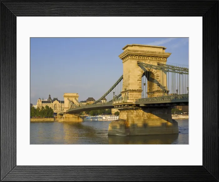 Framed Print : The Chain Bridge (Szechenyi Lanchid), over the River Danube with the Gresham Hotel