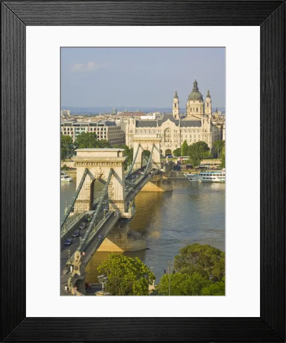 Framed Print : Traffic driving over the River Danube, on The Chain Bridge (Szechenyi Lanchid) Framed Print : Traffic driving over the River Danube, on The Chain Bridge (Szechenyi Lanchid)