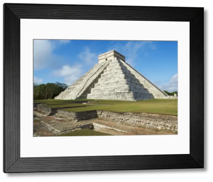 Framed Print : El Castillo pyramid (Temple of Kukulcan) in the ancient Mayan ruins of Chichen Itza Framed Print : El Castillo pyramid (Temple of Kukulcan) in the ancient Mayan ruins of Chichen Itza