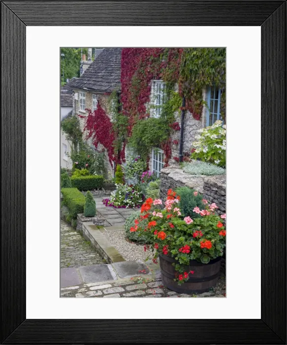 Framed Print : Cottage on Chipping Steps, Tetbury Town, Gloucestershire, Cotswolds, England Framed Print : Cottage on Chipping Steps, Tetbury Town, Gloucestershire, Cotswolds, England