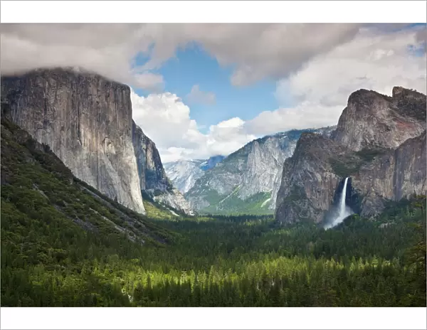 Yosemite Valley from Tunnel View viewpoint, with El Capitan, a 3000 feet granite monolith on the left, and the Bridalveil Falls on the right, Yosemite National Park, UNESCO World Heritage Site, Sierra Nevada, California, United States of