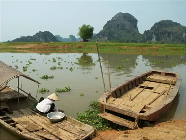 Vietnamese woman on boat, Tam Coc, Kenh Ga, Ninh Binh area, Vietnam, Indochina