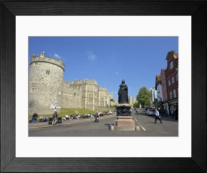 Framed Print : Visitors and tourists outside Windsor Castle, Windsor, Berkshire, England Framed Print : Visitors and tourists outside Windsor Castle, Windsor, Berkshire, England