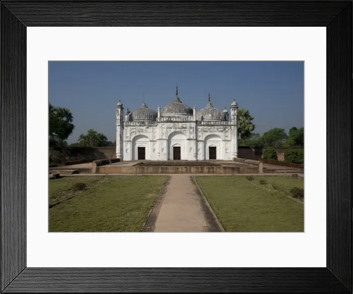 Framed Print : Building in the Khushbagh, Garden of Happiness, enclosing the tombs of Siraj-ud-Daulah Framed Print : Building in the Khushbagh, Garden of Happiness, enclosing the tombs of Siraj-ud-Daulah