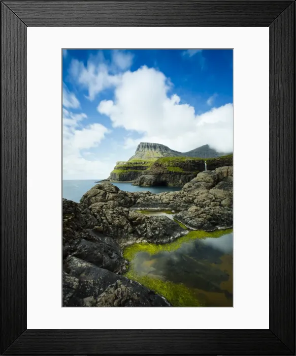 Framed Print : The picturesque village of Gasadalur which is overlooked by the 612m Heinanova mountain