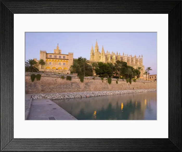 Framed Print : View at dusk from Parc de la Mar to the Almudaina Palace and cathedral Framed Print : View at dusk from Parc de la Mar to the Almudaina Palace and cathedral