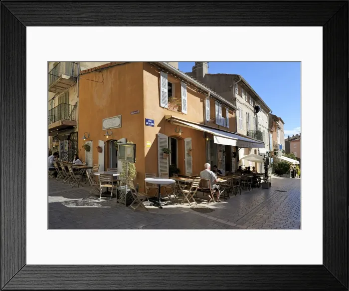 Framed Print : Back street restaurants, St. Tropez, Var, Provence, Cote d Azur, France, Europe