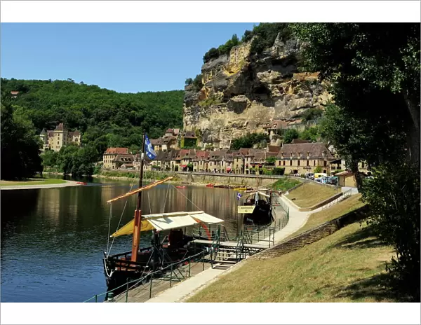 The River Dordogne, La Roque-Gageac, Dordogne, France, Europe