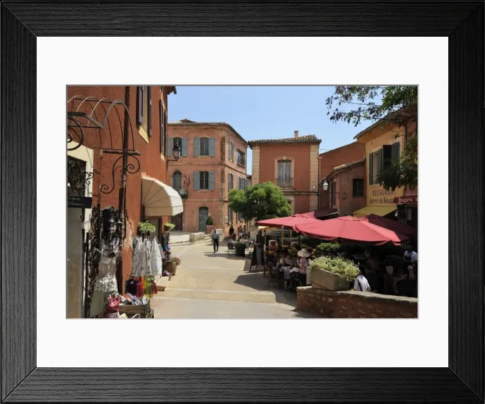Framed Print : Street scene in the ochre coloured town of Roussillon, Parc Naturel Regional du Luberon