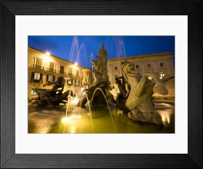 Framed Print : Fountain of the Nymph Arethusa in Piazza Archimede, Siracusa, Sicily, Italy, Europe Framed Print : Fountain of the Nymph Arethusa in Piazza Archimede, Siracusa, Sicily, Italy, Europe