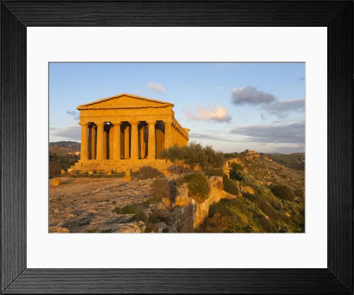 Framed Print : Tempio di Concordia (Concord) at sunset, Valle dei Templi, UNESCO World Heritage Site Framed Print : Tempio di Concordia (Concord) at sunset, Valle dei Templi, UNESCO World Heritage Site
