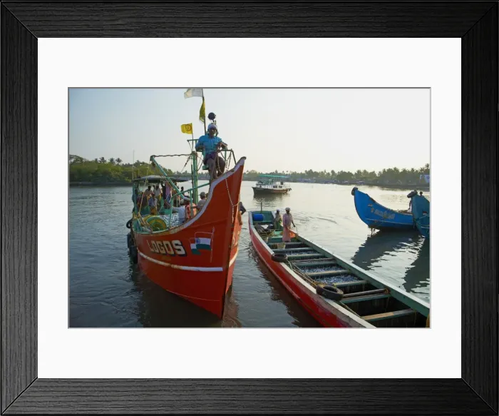 Framed Print : Fishermen, Cochin, Kerala, India, Asia Framed Print : Fishermen, Cochin, Kerala, India, Asia