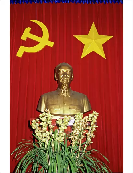 Bust of Ho Chi Minh and Vietnamese socialist flag, Vietnam, Indochina, Southeast Asia, Asia
