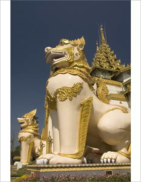 Chinthes (guardians), Shwedagon Pagoda, Yangon (Rangoon), Myanmar (Burma), Asia