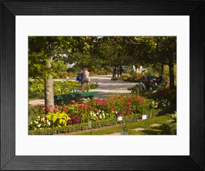 Framed Print : People walking through the Jardins Botanique (Botanical Gardens), Tours, Indre et Loire, Centre, France, Europe Framed Print : People walking through the Jardins Botanique (Botanical Gardens), Tours, Indre et Loire, Centre, France, Europe