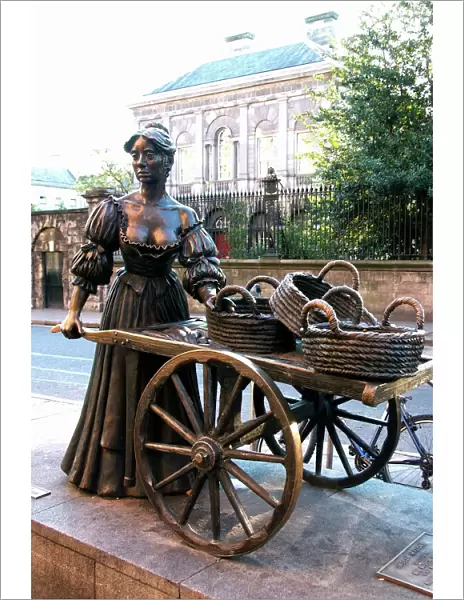 Molly Malone statue, Grafton Street, Dublin, Republic of Ireland, Europe