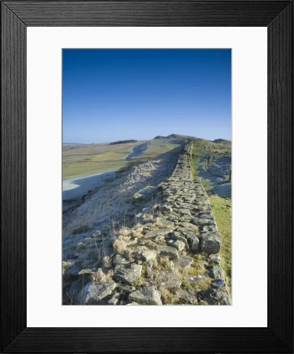 Framed Print : A section of the Wall along the top of Cawfields Crags looking east to Sewingshields Crags, Hadrians Wall, UNESCO World Heritage Site, Northumberland National Park, Northumbria, England, United Kingdom, Europe