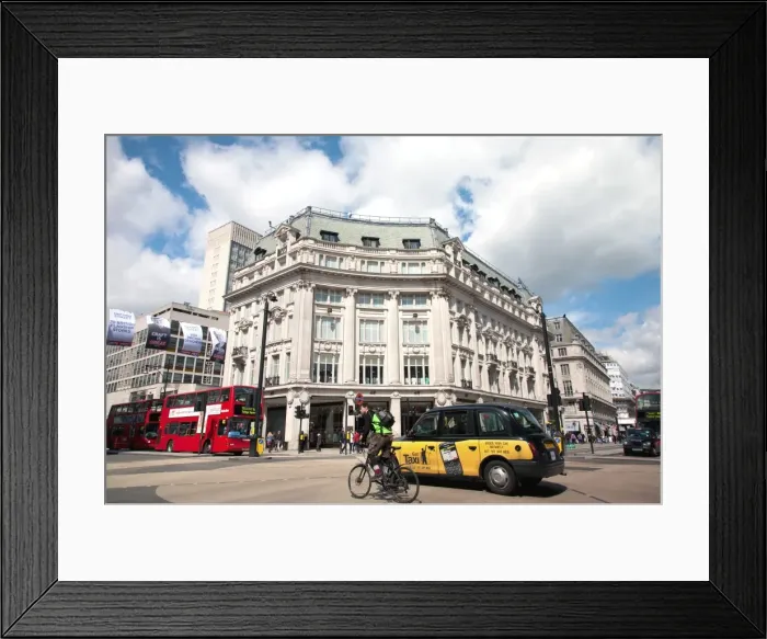 Framed Print : Diagonal pedestrian crossing at Oxford Circus, London, England, United Kingdom, Europe Framed Print : Diagonal pedestrian crossing at Oxford Circus, London, England, United Kingdom, Europe