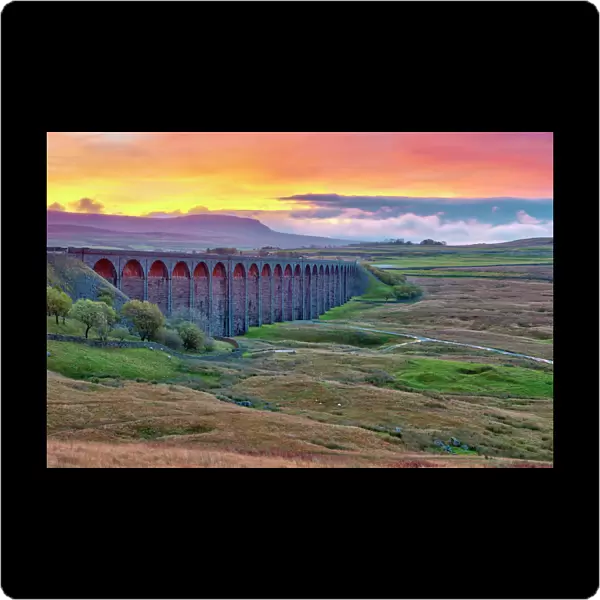 Pen-y-ghent and Ribblehead Viaduct on Settle to Carlisle Railway, Yorkshire Dales National Park, North Yorkshire, England, UK
