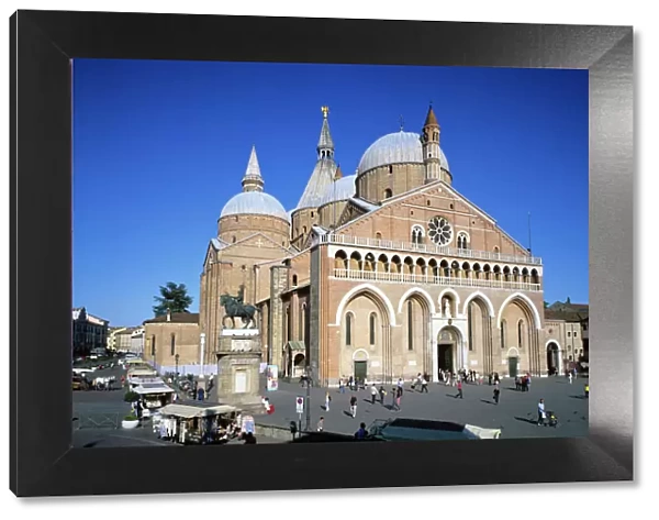 Il Santo (Basilica di San Antonio) and the Piazza del Santo, Padua, Veneto, Italy, Europe