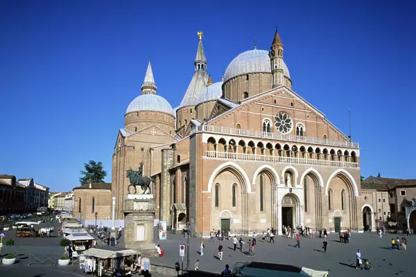 Il Santo (Basilica di San Antonio) and the Piazza del Santo, Padua, Veneto, Italy, Europe