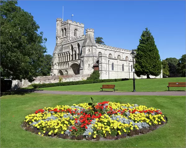Priory Gardens and Priory Church of St. Peter, Dunstable, Bedfordshire, England, United Kingdom, Europe