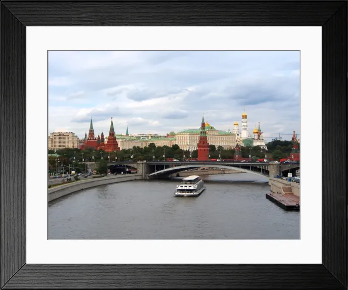 Framed Print : Bolshoy Kamenny Bridge and the Kremlin on the Moskva River, Moscow, Russia, Europe Framed Print : Bolshoy Kamenny Bridge and the Kremlin on the Moskva River, Moscow, Russia, Europe