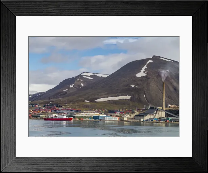 Framed Print : Longyearbyen, Spitsbergen Island, Svalbard Archipelago, Norway, Scandinavia, Europe Framed Print : Longyearbyen, Spitsbergen Island, Svalbard Archipelago, Norway, Scandinavia, Europe