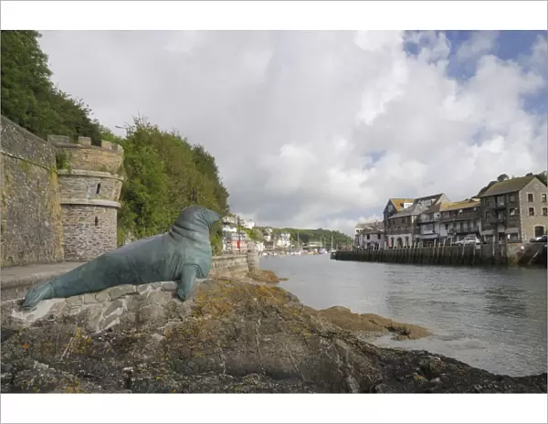 Bronze statue in memory of Nelson a bull grey seal who frequented Looe island and harbour, Looe, Cornwall, England, United Kingdom, Europe