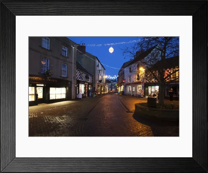 Framed Print : Cobbled Silver Street at Christmas, Knaresborough, North Yorkshire, Yorkshire, England, United Kingdom, Europe Framed Print : Cobbled Silver Street at Christmas, Knaresborough, North Yorkshire, Yorkshire, England, United Kingdom, Europe
