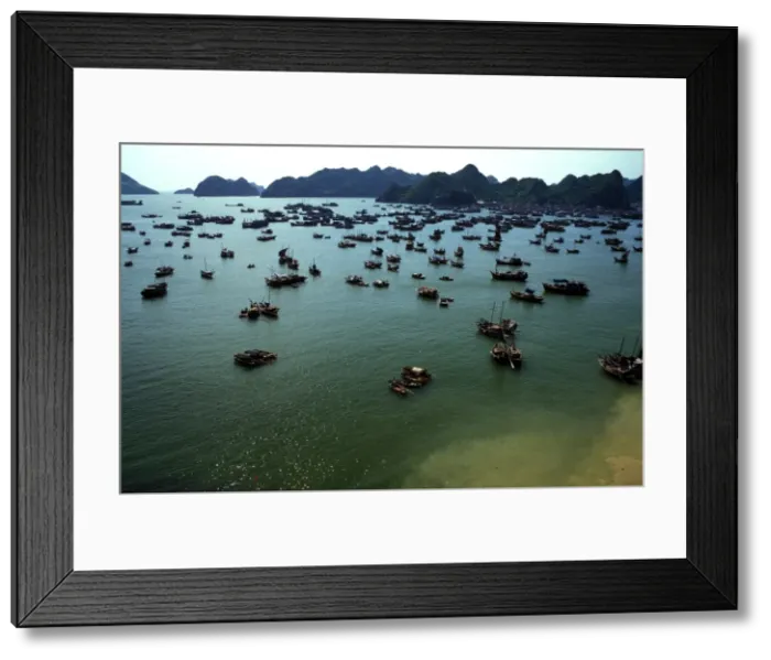 Framed Print : Boats in Ha-Long Bay, UNESCO World Heritage Site, Vietnam, Indochina, Southeast Asia, Asia Framed Print : Boats in Ha-Long Bay, UNESCO World Heritage Site, Vietnam, Indochina, Southeast Asia, Asia