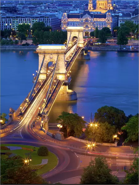 Chain Bridge, Four Seasons Hotel, Gresham Palace and St. Stephens Basilica at dusk, UNESCO World Heritage Site, Budapest, Hungary, Europe