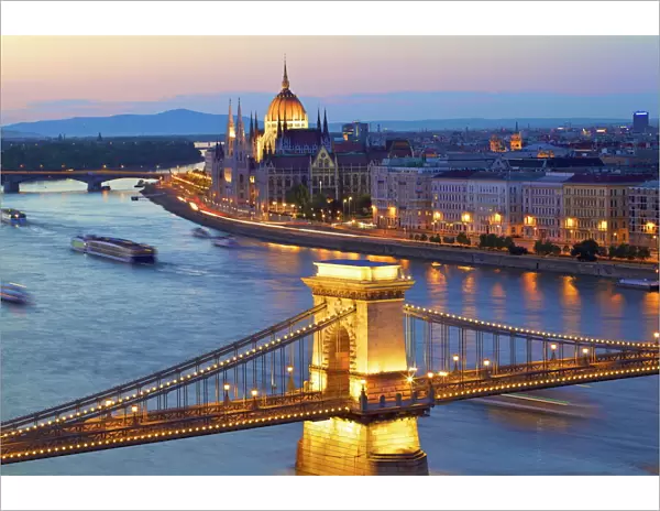 Chain Bridge, River Danube and Hungarian Parliament at dusk, UNESCO World Heritage Site, Budapest, Hungary, Europe