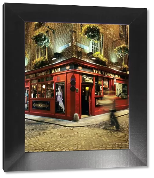 The Temple Bar pub at night, Temple Bar, Dublin, County Dublin, Republic of Ireland, Europe