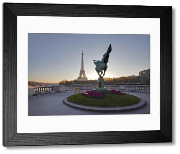Framed Print : Statue de Wederlink symbolising the French Resistance, Pont Bir Hakeim, with the Eiffel Tower behind, Paris, France, Europe Framed Print : Statue de Wederlink symbolising the French Resistance, Pont Bir Hakeim, with the Eiffel Tower behind, Paris, France, Europe