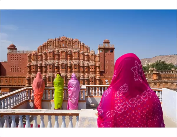 Women in bright saris in front of the Hawa Mahal (Palace of the Winds), built in 1799, Jaipur, Rajasthan, India, Asia