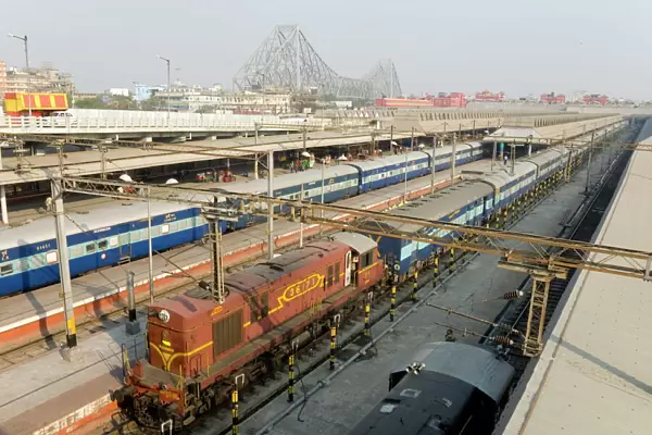 Howrah railway station, with Howrah Bridge beyond, Kolkata (Calcutta), West Bengal, India, Asia