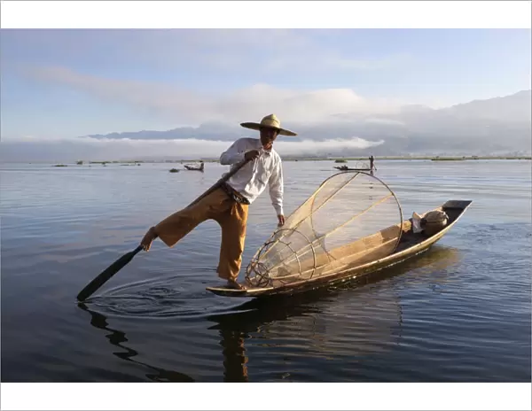 Intha leg-rower fisherman, Inle Lake, Shan State, Myanmar (Burma), Asia