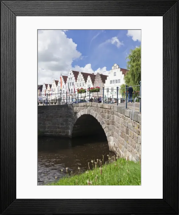 Framed Print : View from a canal (Mittelburggraben) to the market square, Friedrichstadt, Nordfriesland, Schleswig Holstein, Germany, Europe Framed Print : View from a canal (Mittelburggraben) to the market square, Friedrichstadt, Nordfriesland, Schleswig Holstein, Germany, Europe
