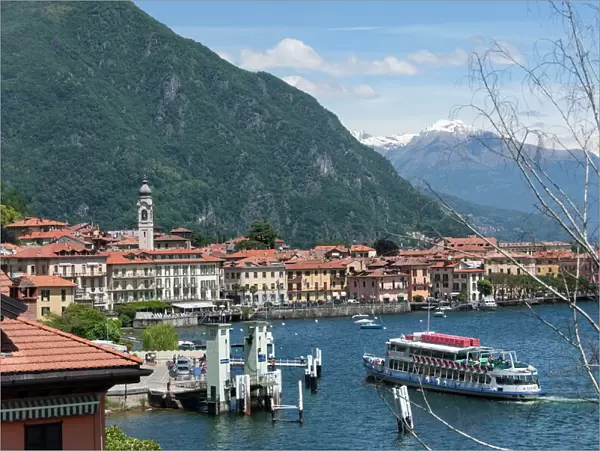 Lake tourist boat arriving, Bellagio, Lake Como, Italian Lakes, Lombardy, Italy, Europe