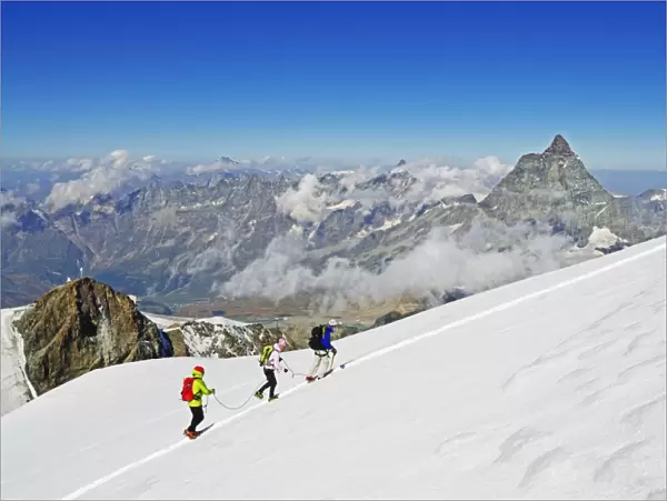 Climbers on Breithorn mountain, with the Matterhorn in the background, Zermatt, Valais, Swiss Alps, Switzerland, Europe