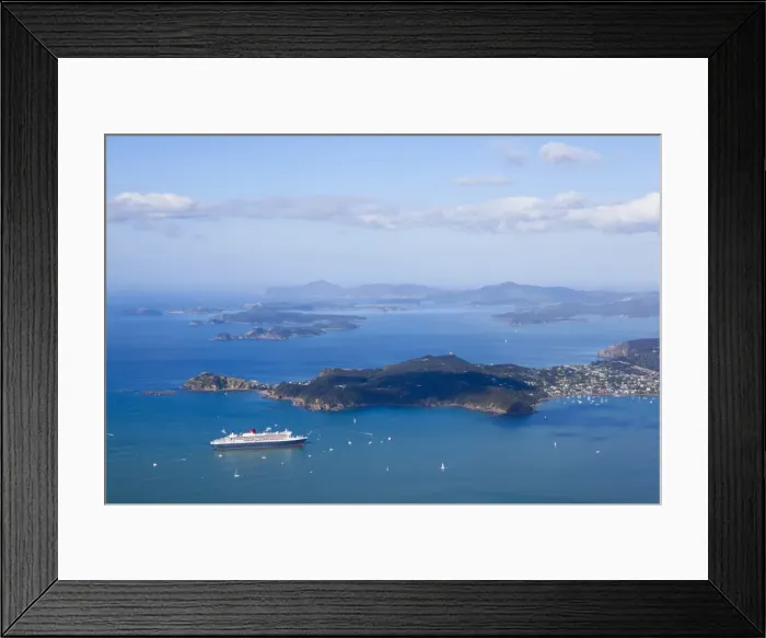 Framed Print : Queen Mary II visits the Bay of Islands, Northland, North Island, New Zealand, Pacific Framed Print : Queen Mary II visits the Bay of Islands, Northland, North Island, New Zealand, Pacific